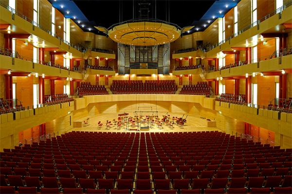 Szenentechnische Beleuchtung & Zubehör für die Philharmonie Essen